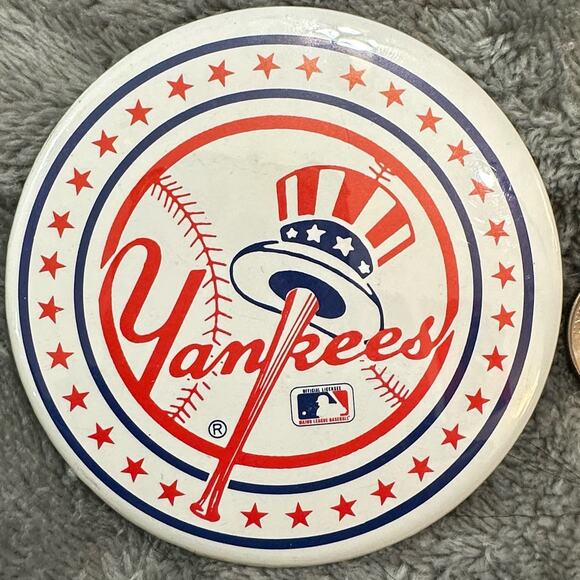 Vintage 60s 70’s 80’s MLB New York Yankees Baseball Souvenir Pin Back Button - Picture 1 of 3